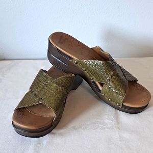 Dansko slip on cross strap olive green size 8 1/2 comfort summer sandals.